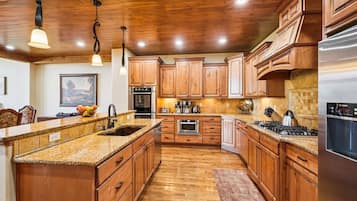 Townhome, 4 Bedrooms | Private kitchen | Full-size fridge, microwave, oven, stovetop