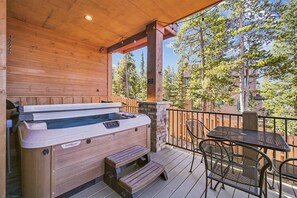 タウンホーム 4 ベッドルーム | 屋外ダイニングエリア