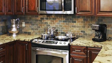 Condo, 3 Bedrooms | Private kitchen | Full-size fridge, microwave, oven, stovetop