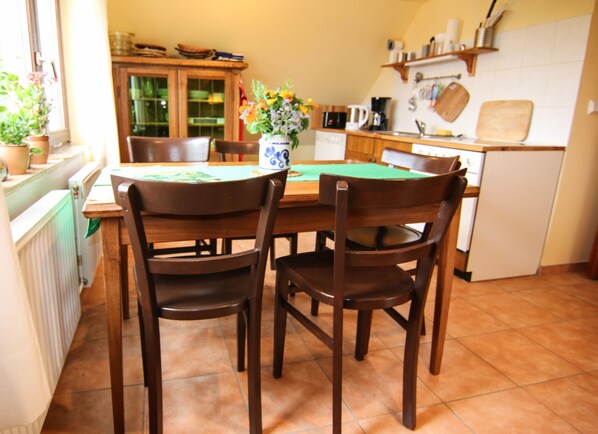 Family Apartment, 2 Bedrooms | Makan dalam bilik