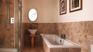 Badezimmer | Kostenlose Toilettenartikel, Haartrockner, Bademäntel, Handtücher
