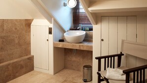 Salle de bain | Articles de toilette (gratuits), séchoir à cheveux, peignoirs