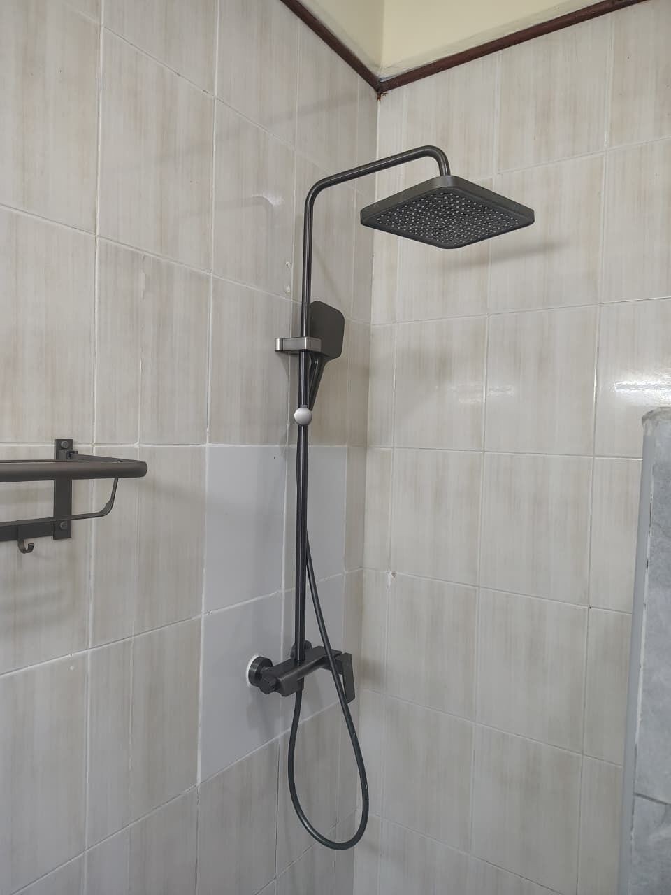 Basic Studio | Bathroom | Shower, free toiletries, bidet, towels