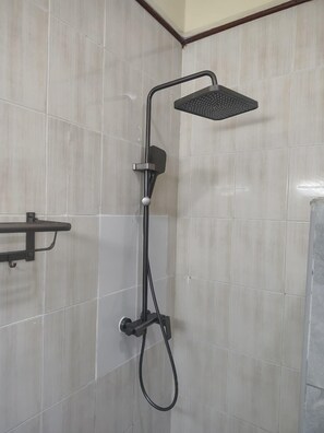 Basic Studio | Bathroom | Shower, free toiletries, bidet, towels