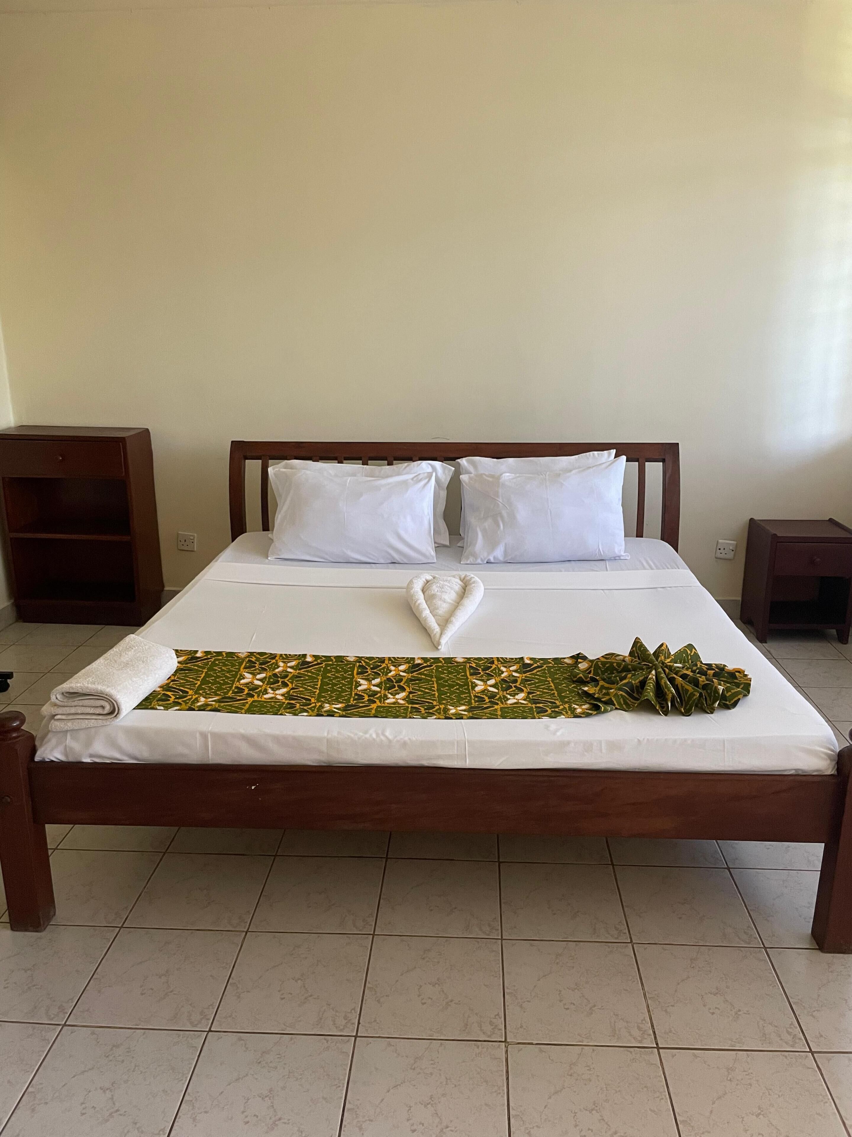 Basic Studio | Desk, iron/ironing board, free WiFi, bed sheets