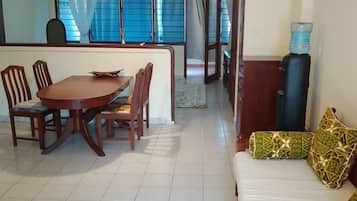 Basic Studio | In-room dining