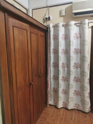 Escritorio, tabla de planchar con plancha, wifi gratis y ropa de cama 
