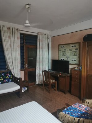 Eenvoudige studio | Een bureau, een strijkplank/strijkijzer, gratis wifi, beddengoed