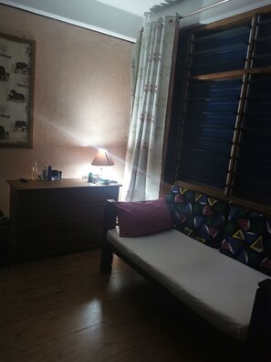 Basic Studio | Desk, iron/ironing board, free WiFi, bed sheets - Qua Bruce Apartment (Diani Beach)