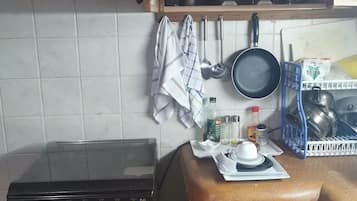 Basic-Studio | Eigene Küche | Kühlschrank, Mikrowelle, Ofen, Herdplatte