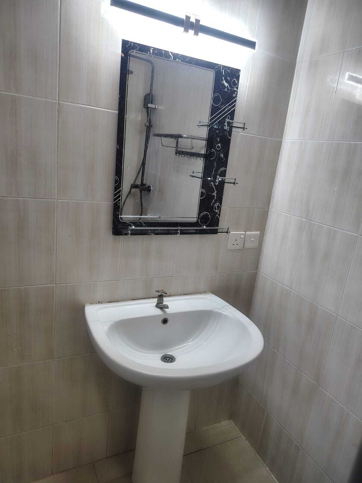 Estudio básico | Baño | Ducha, artículos de higiene personal gratuitos, bidé y toallas