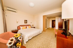 Standard Room, 1 King Bed | 1 bedroom, minibar, in-room safe, desk