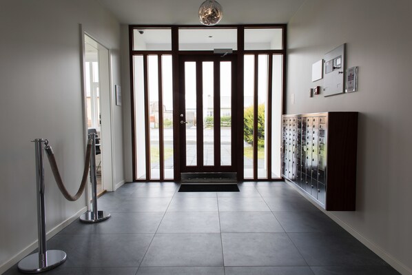 Interior entrance - Graystone Guesthouse (Suðurnesjabær)