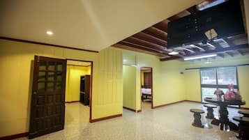 4 Bedroom House | Área de sala de estar | Televisión de pantalla plana