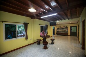 Habitació estàndard | Sala d'estar | Televisor de pantalla plana 