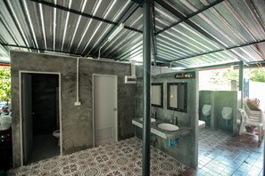 4 Bedroom House | Baño | Regadera, amenidades de baño gratuitas, toallas 
