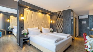 Comfort-Vierbettzimmer | Minibar, Zimmersafe, Schreibtisch, Verdunkelungsvorhänge