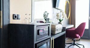 Habitación cuádruple Confort | Minibar, caja de seguridad en la habitación y escritorio