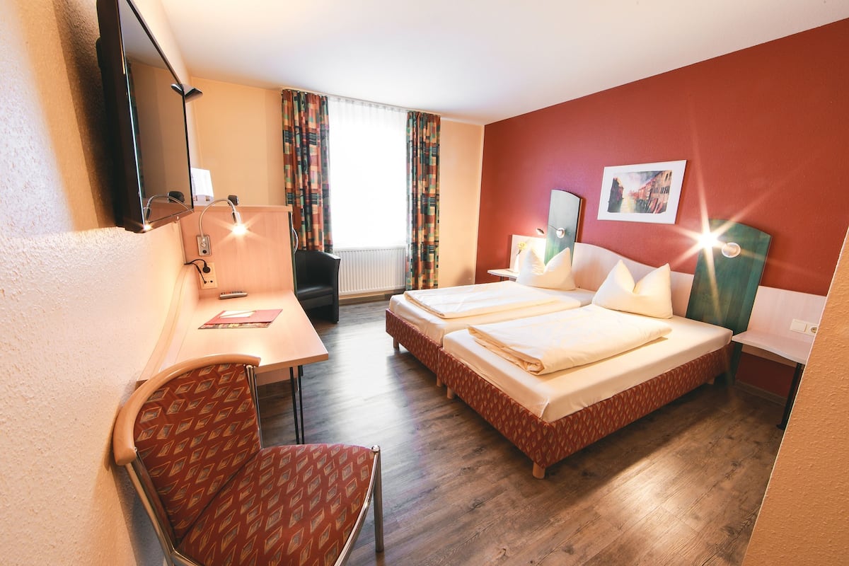 Standaard tweepersoonskamer, 1 queensize bed | Een minibar, een kluis op de kamer, een bureau, verduisterende gordijnen