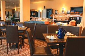 Desayuno buffet (EUR 17 por persona) 