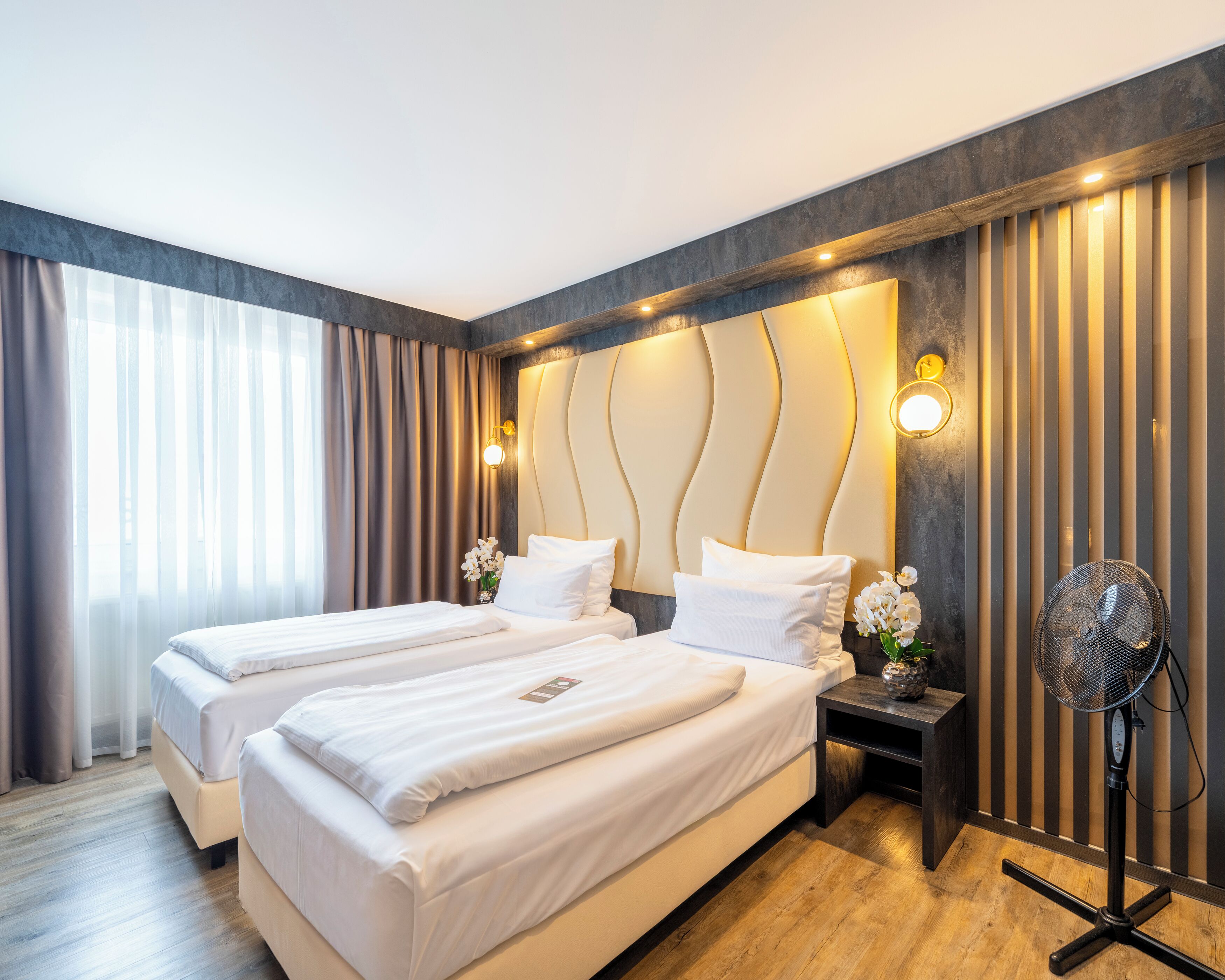 Habitación Confort con 2 camas individuales | Minibar, caja de seguridad en la habitación y escritorio 