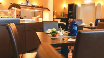 Tägliches Frühstücksbuffet (15 EUR pro Person)