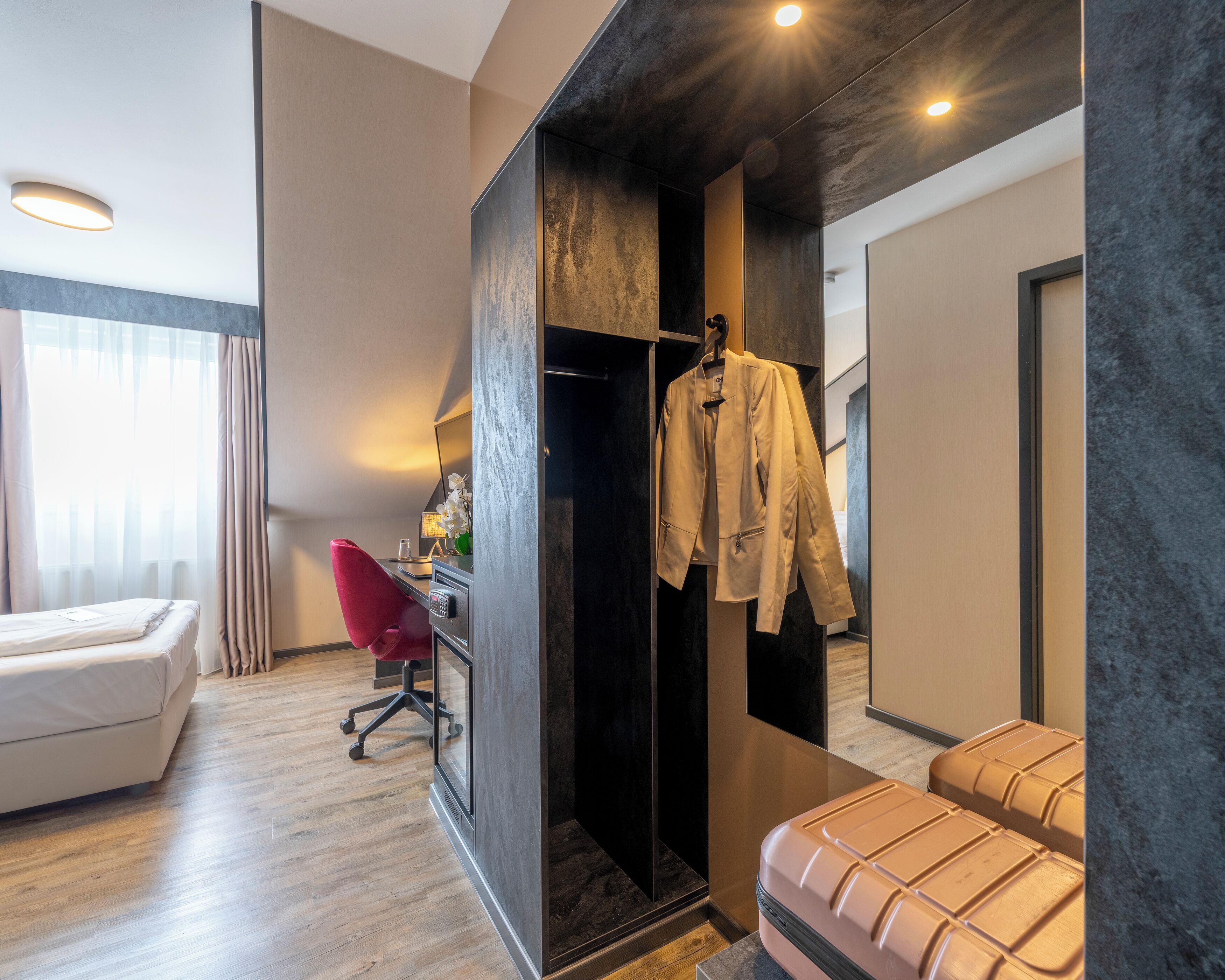 Habitación individual estándar, 1 cama individual grande | Minibar, caja de seguridad en la habitación y escritorio 