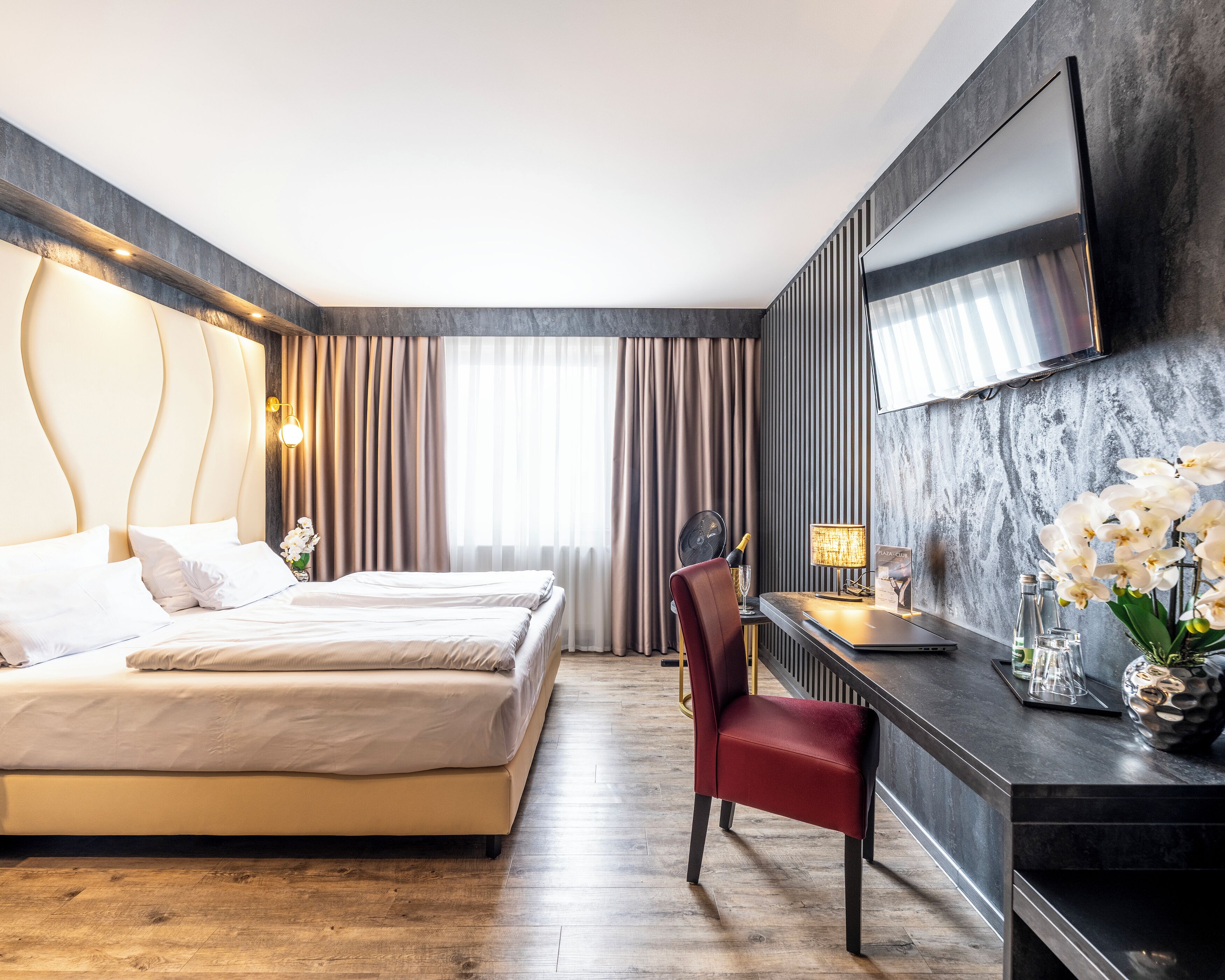 Comfort Double Room | Minibar, in-room safe, desk, blackout drapes