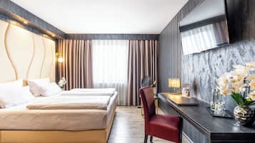 Comfort Double Room | Minibar, in-room safe, desk, blackout drapes