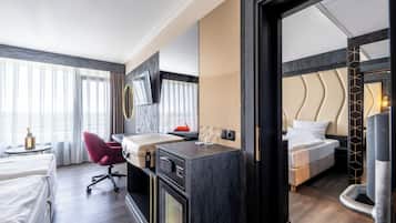 Comfort-Vierbettzimmer | Minibar, Zimmersafe, Schreibtisch, Verdunkelungsvorhänge