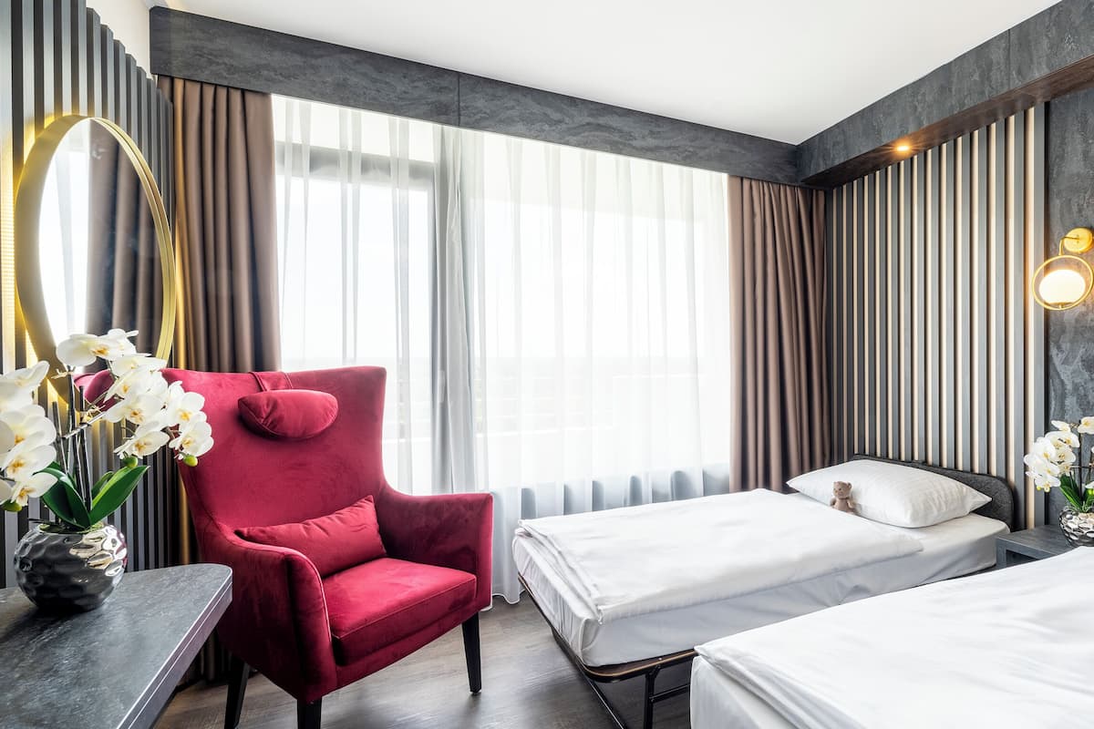 Comfort driepersoonskamer | Een minibar, een kluis op de kamer, een bureau, verduisterende gordijnen