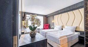 Comfort Quadruple Room | Minibar, in-room safe, desk, blackout drapes - PLAZA Hotel Bruchsal (Bruchsal)