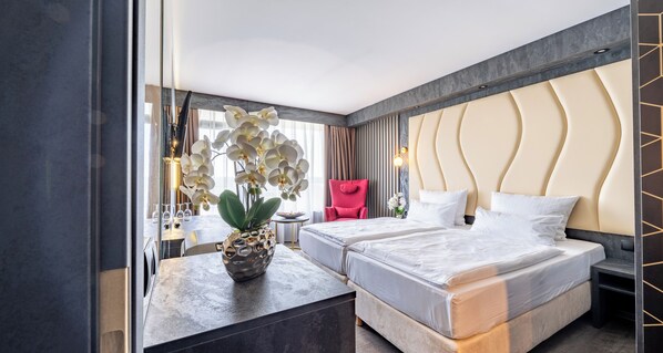 Habitación cuádruple Confort | Minibar, caja de seguridad en la habitación y escritorio 