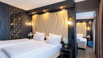 Chambre triple Confort | Minibar, coffre-fort, bureau, rideaux d’obscurcissement