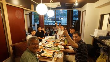Makan di kamar