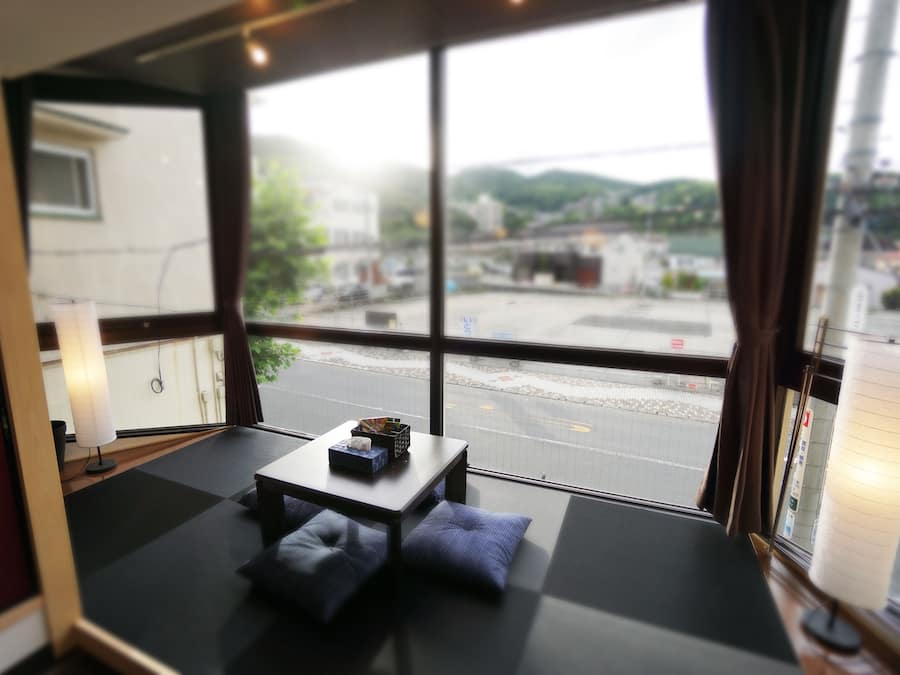 Appartement (Apartment) | Woonruimte | Een 50-inch flatscreentelevisie met digitale zenders en televisie