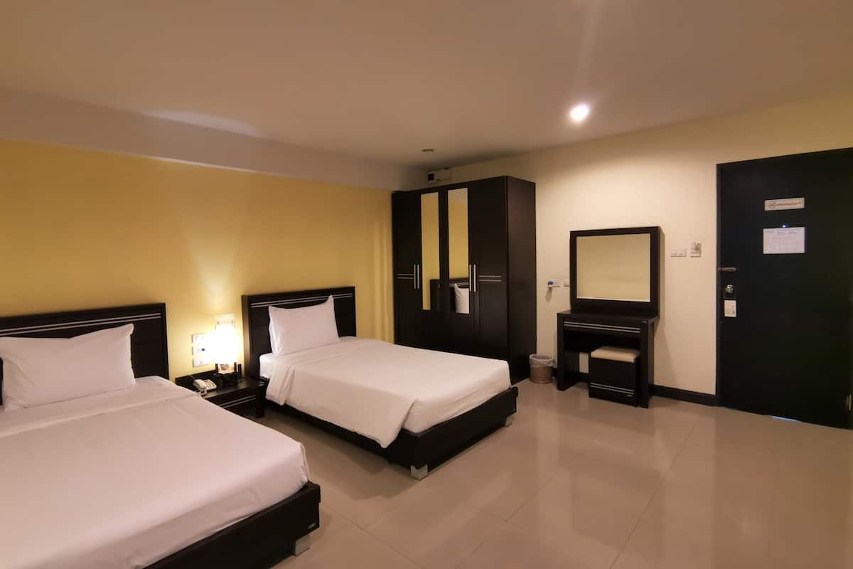 Standard Twin Room | Desk, blackout drapes, free WiFi, bed sheets