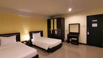 Escritorio, cortinas blackout, wifi gratis y ropa de cama