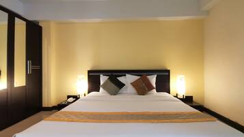 Escritorio, cortinas blackout, wifi gratis y ropa de cama