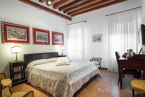 Superior Triple Room, 1 Bedroom, Private Bathroom | In-room safe, desk, soundproofing, iron/ironing board - B&B Ca' Santo Spirito (Venice)