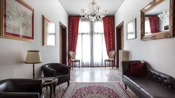 Área de estar no saguão