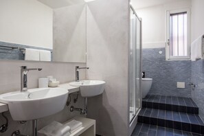 Romantic Room (external bathroom) | Bathroom | Free toiletries, hair dryer, slippers, towels - B&B Ca' Santo Spirito (Venice)