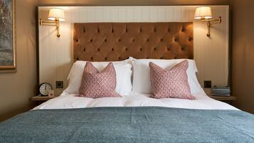 Signature Tek Büyük Yataklı Oda (1 - 2 Adults) | 1 yatak odası, minibar, masa, ütü/ütü masası