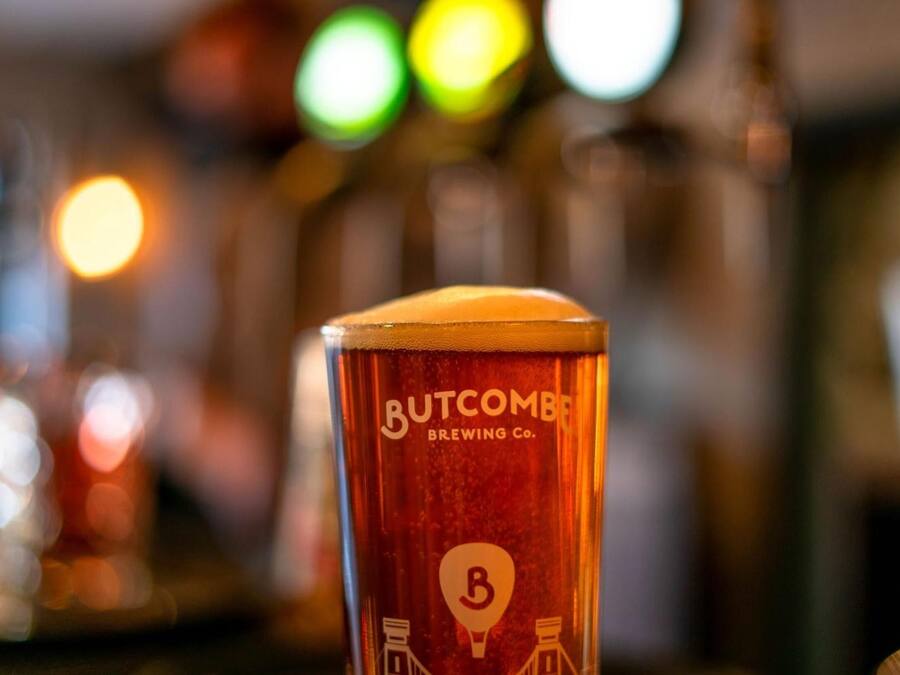 Ein Glas Bier mit dem Logo der Butcombe Brewing Co.