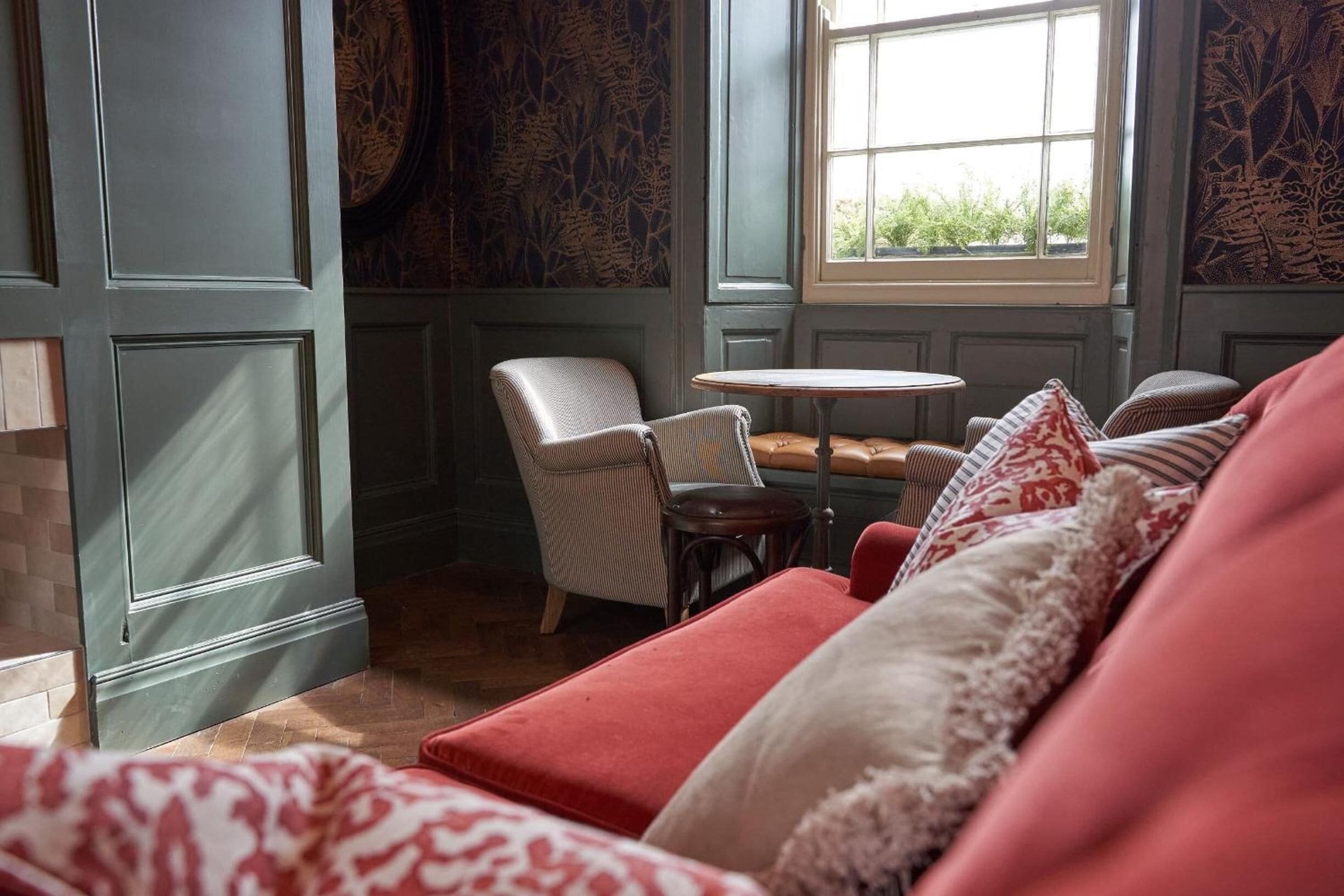 تلفزيون بشاشة مسطحة