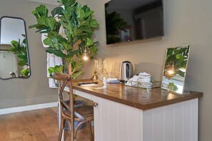 Electric kettle - The Langford Inn & Restaurant (Bristol)