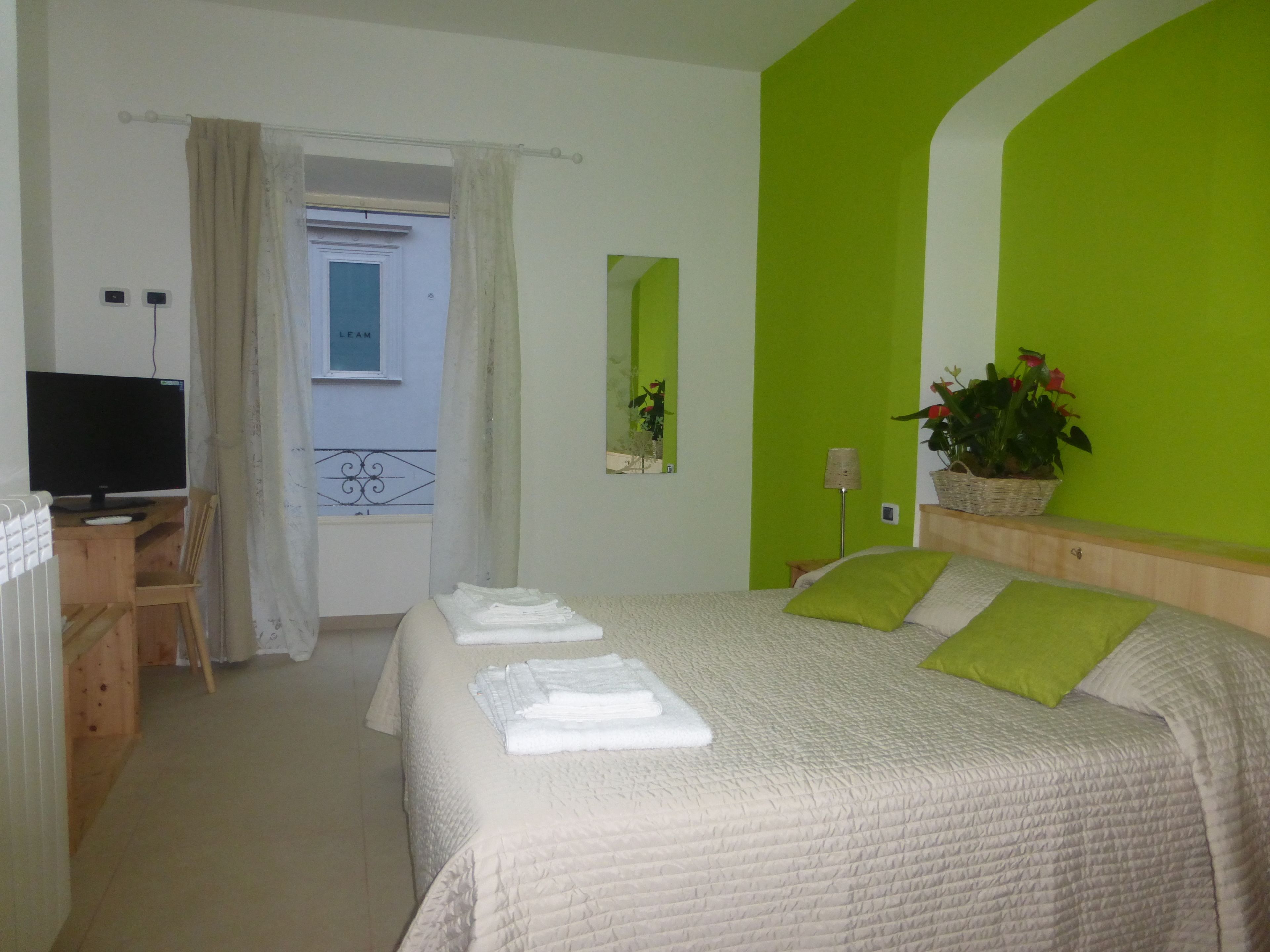 Ropa de cama de alta calidad, cubrecamas y escritorio 