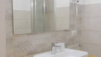 Ropa de cama de alta calidad, cubrecamas y escritorio