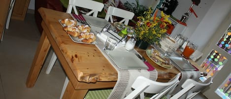 Free daily buffet breakfast