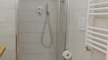 Ducha, artículos de tocador gratuitos, secador de pelo, toallas